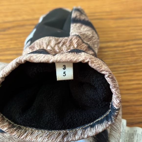 Molo Girl’s Tiger Gloves Size 3/5 - Picture 3 of 6